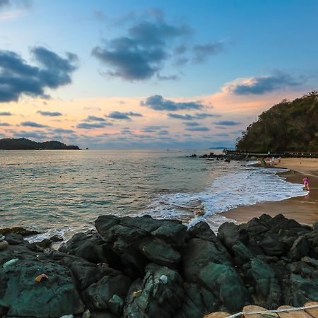Azul Ixtapa Grand All Inclusive Suites - Spa & Convention Center Extérieur photo Sunset at the beach