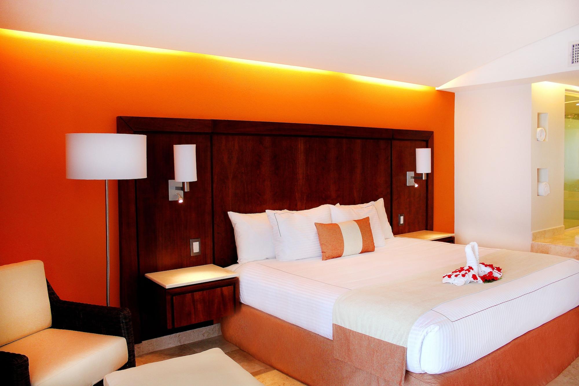 Azul Ixtapa Grand All Inclusive Suites - Spa & Convention Center Extérieur photo A room at the hotel