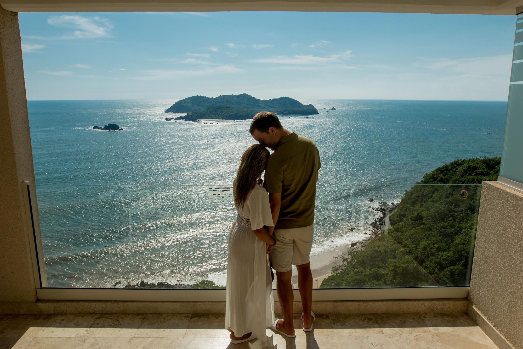 Azul Ixtapa Grand All Inclusive Suites - Spa & Convention Center Extérieur photo View of the ocean from a hotel in Acapulco, Mexico