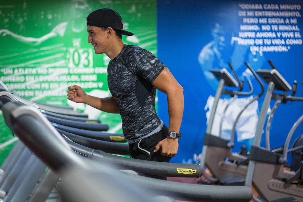 Azul Ixtapa Grand All Inclusive Suites - Spa & Convention Center Extérieur photo A man running on a treadmill