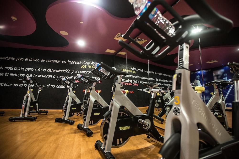 Azul Ixtapa Grand All Inclusive Suites - Spa & Convention Center Extérieur photo A spinning class at a Virgin Active gym in Madrid, Spain