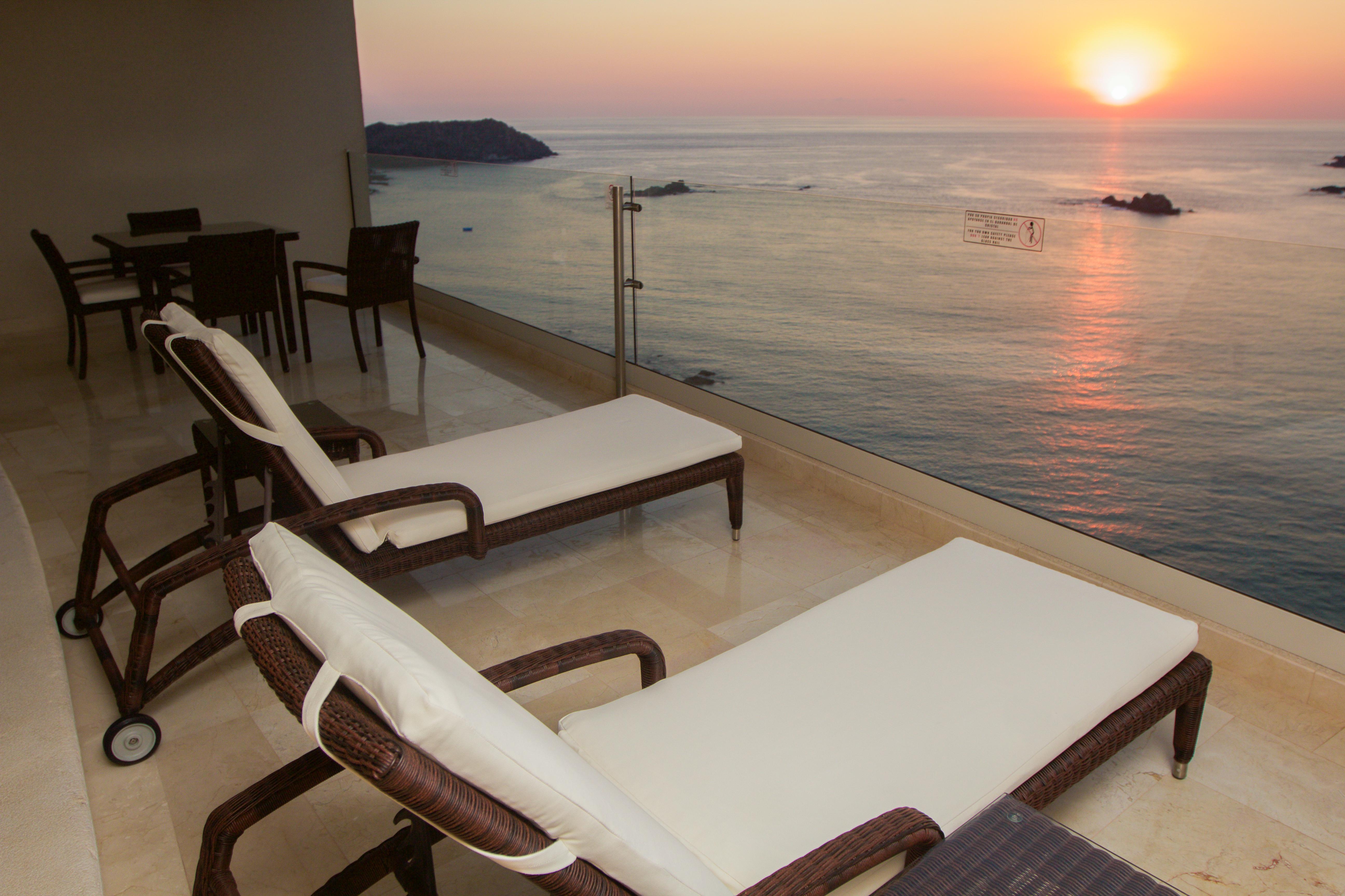 Azul Ixtapa Grand All Inclusive Suites - Spa & Convention Center Extérieur photo Sunset at the hotel