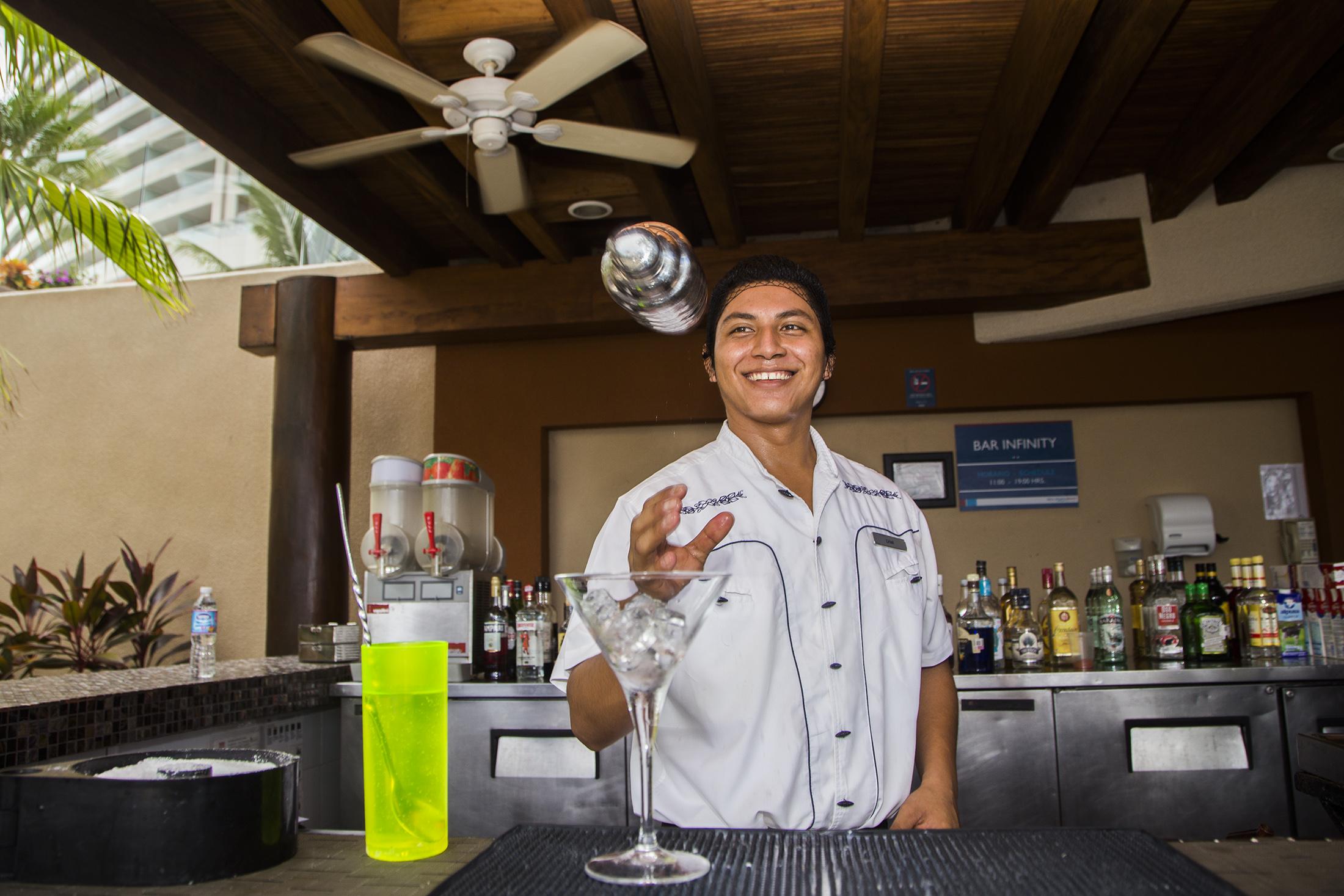 Azul Ixtapa Grand All Inclusive Suites - Spa & Convention Center Extérieur photo Bartender at work
