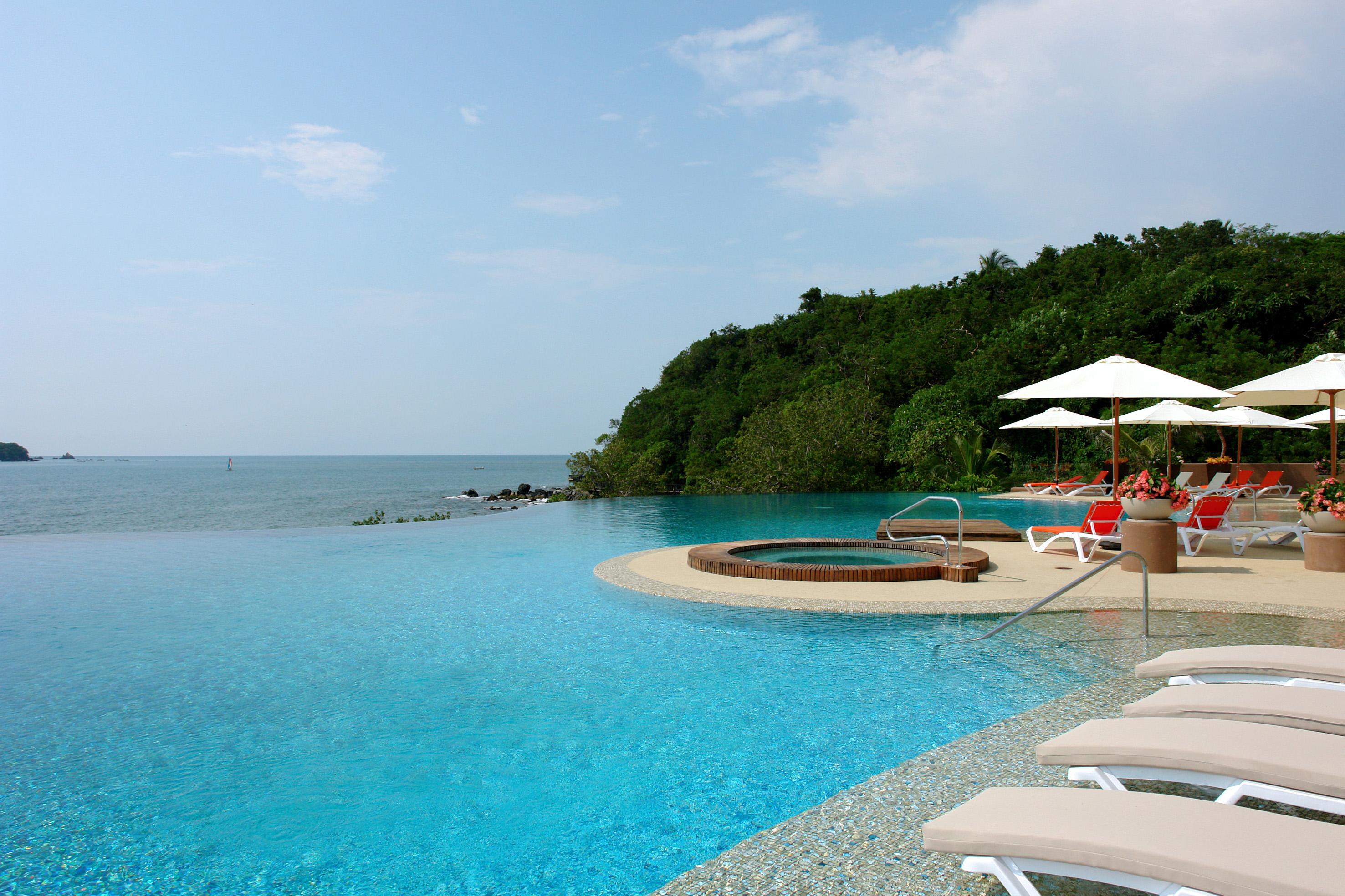 Azul Ixtapa Grand All Inclusive Suites - Spa & Convention Center Extérieur photo Infinity pool at the Pangkor Laut Resort