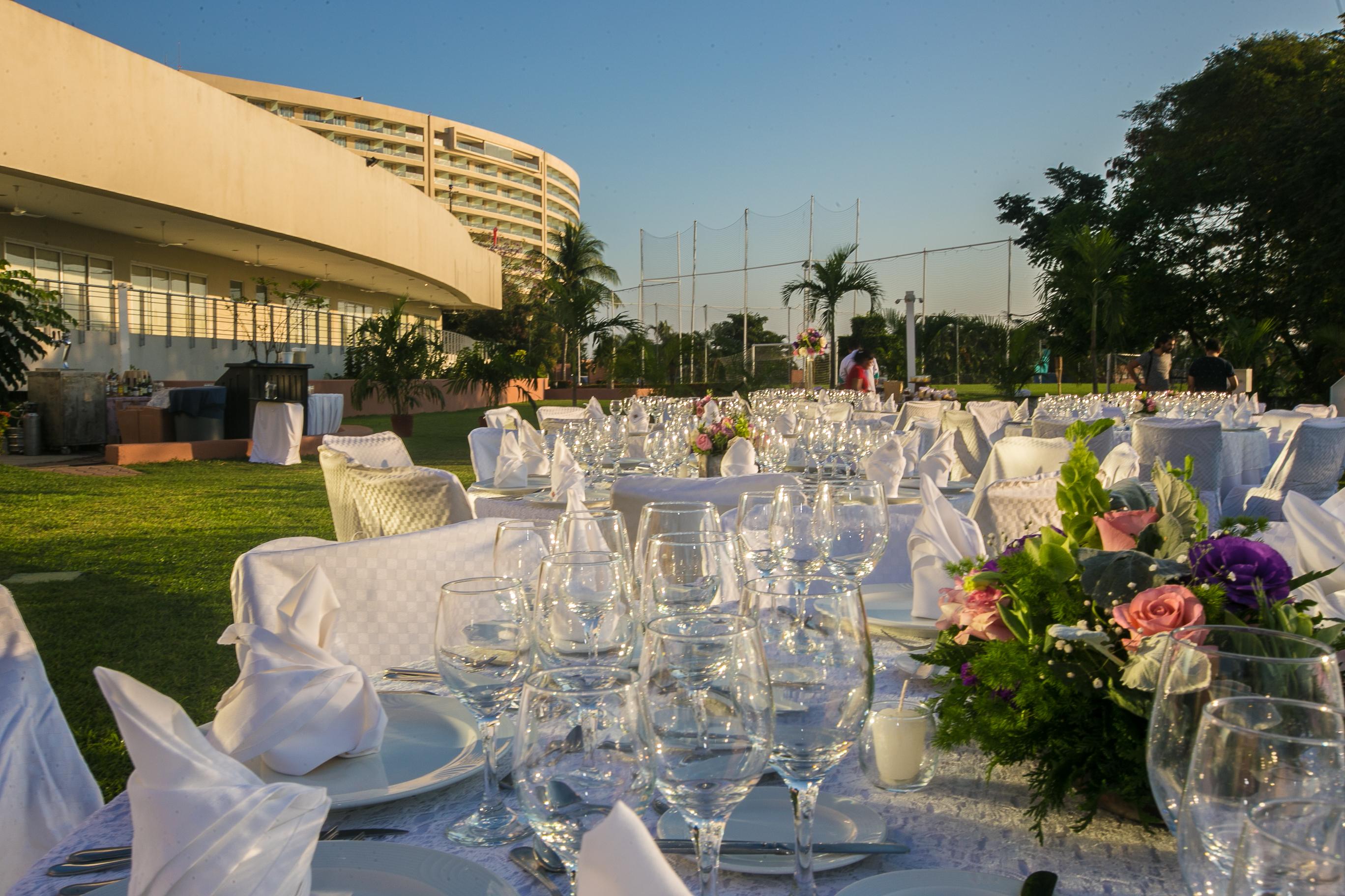 Azul Ixtapa Grand All Inclusive Suites - Spa & Convention Center Extérieur photo The lawn at the Royal Thai Navy Convention Center