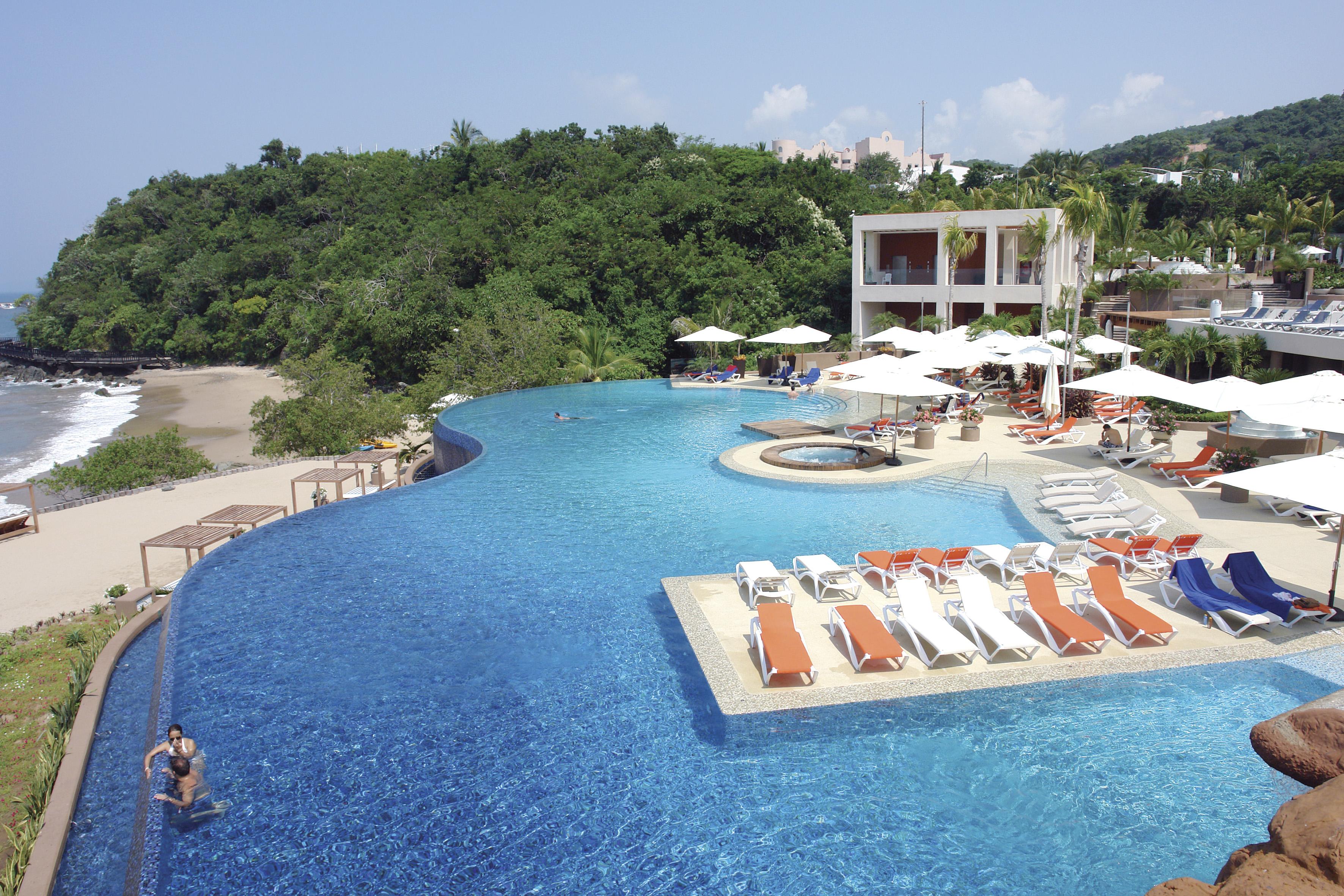 Azul Ixtapa Grand All Inclusive Suites - Spa & Convention Center Extérieur photo The pool at the Hard Rock Hotel
