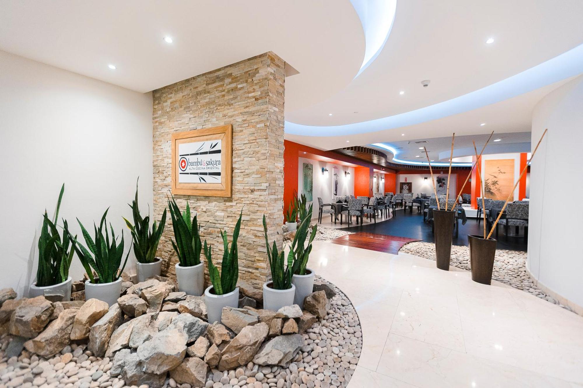 Azul Ixtapa Grand All Inclusive Suites - Spa & Convention Center Extérieur photo The interior of the airport