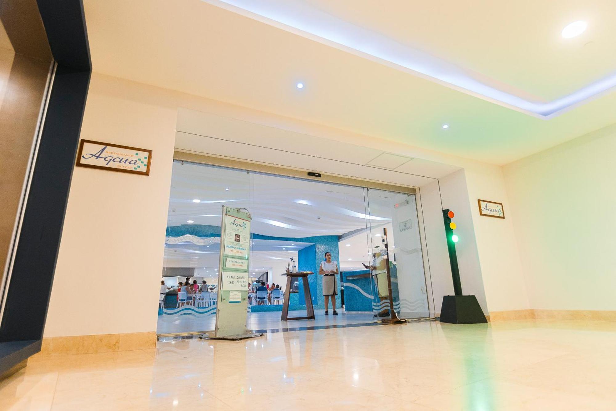 Azul Ixtapa Grand All Inclusive Suites - Spa & Convention Center Extérieur photo Entrance to the hospital